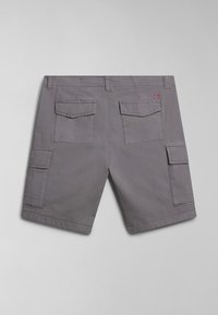 Graue Cargo-Shorts aus leichtem Stoff, mit vier Taschen, einer schlichten Textur und einem kleinen Logo-Tag am Rückengummi.