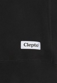 Tessuto di felpa nera con una superficie liscia, caratterizzato da un'etichetta Clepto bianca cucita in modo prominente sul davanti.