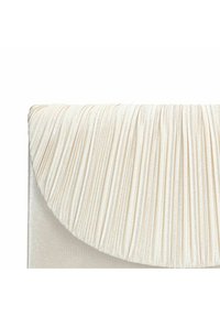 Pochette plissée crème avec un rabat arrondi, présentant un tissu texturé et un léger éclat. Base lisse sans quincaillerie visible.
