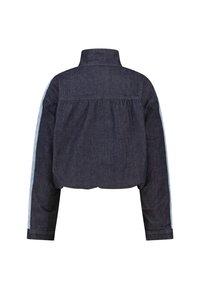 Giacca cropped in denim scuro con strisce di denim chiaro che corrono lungo entrambe le maniche, vista da dietro.