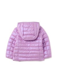 Helllila, gesteppte Pufferjacke mit Kapuze, flach ausgelegt und die Rückseite zeigend, mit horizontalen Nähten und glänzendem Stoff.