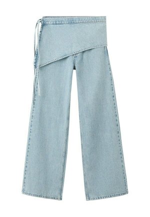 Jasnoniebieskie szerokie spodnie dżinsowe z asymetrycznym paskiem zawiązywanym na zakładkę i ozdobą w postaci wiązania po boku.