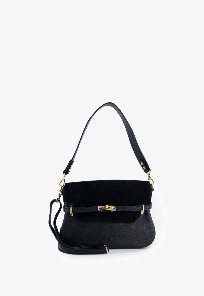 Sort lædertaske med ruskindsklap, guldfarvet beslag, justerbar skulderrem og struktureret overflade. Kompakt, rektangulær form med sikker lukning.