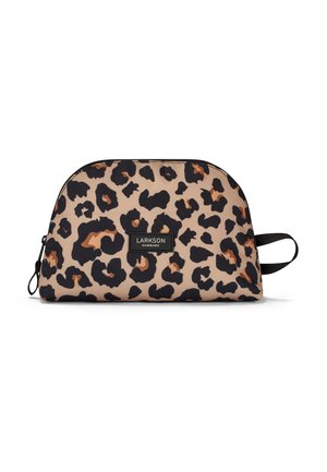 Mała saszetka w beżowy, czarny i brązowy wzór w cętki lamparta, czarny zamek błyskawiczny, boczna pętla oraz etykieta "Larkson Hamburg" z przodu.