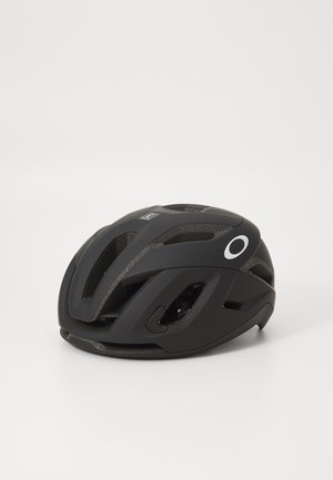 Casco da bicicletta aerodinamico di colore nero opaco, dotato di numerose aperture per la ventilazione e un logo circolare bianco sul lato.
