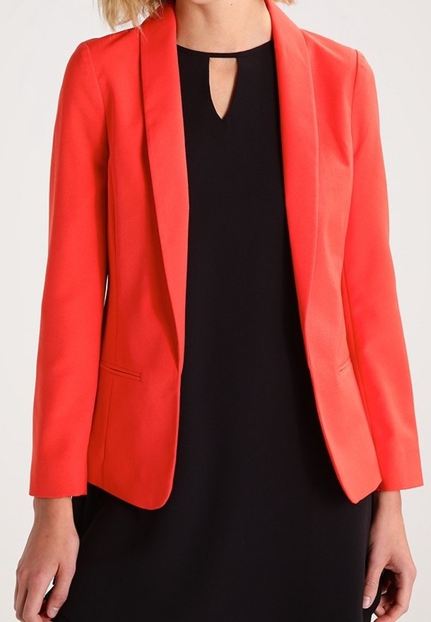 Korallfärgad kavaj med en åtsittande design, snittade slag, en enda knappstängning och två sidofickor, lagd över en svart klänning.