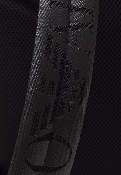 Svart väska med ett texturerat mönster, som har en slät, glänsande yta och präglade detaljer. Designen är elegant och minimalistisk.