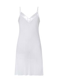 Vestido de seda blanca con tirantes delgados y ajustables, escote en V y una textura de tela ligeramente transparente que ofrece una silueta fluida.