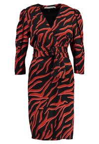 Schwarzes Kleid mit rotem abstraktem Muster, Wickeldesign, langen Ärmeln und einer taillierten Passform mit einem Gürtelakzent. Glatte Stofftextur.