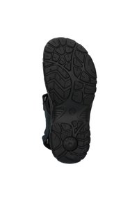 Suola in gomma nera di una scarpa con un motivo di battistrada testurizzato e un design arrotondato con un bordo piatto, contrassegnata con "SOFT" e una taglia.