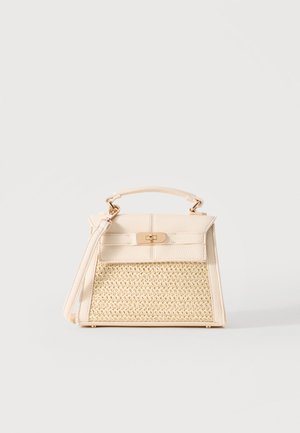 Geantă bej cu panou frontal din textură de paie împletită, mâner superior, închizătoare aurie și curea de umăr detașabilă pe fundal simplu.