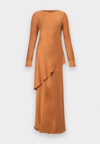 Φόρεμα από σατέν με μακριά μανίκια, έως το πάτωμα, σε ζεστή καραμελέ απόχρωση, με ασύμμετρη επικάλυψη στο σκέλος της φούστα.