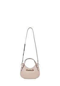 Bolso de mano de cuero beige con forma redondeada. Presenta un asa corta y una correa larga desmontable. Acentos y detalles de costura en dorado.