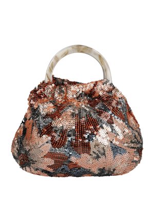 Bolso cubierto de lentejuelas con patrones florales en tonos cobre, negro y plata, con asa redonda beige jaspeada.