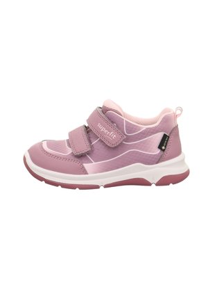 Rosa Sportschuh mit strukturiertem Obermaterial, zwei verstellbaren Klettverschlüssen, weißer Sohle und dezenten geometrischen Designelementen.