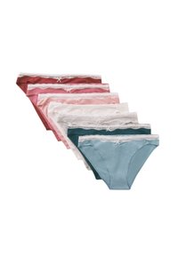 Sette perizomi in stile bikini per donna disposti in fila, con rifiniture in pizzo e piccoli fiocchi, nei colori rosso, rosa, bianco, teal e blu.