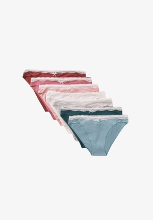 Sette perizomi in stile bikini per donna disposti in fila, con rifiniture in pizzo e piccoli fiocchi, nei colori rosso, rosa, bianco, teal e blu.