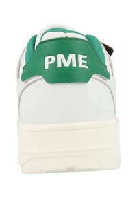 Weißer Sneaker mit grünem Fersenakzent, ausgestattet mit dem 'PME'-Logo, strukturiertem Obermaterial und einer robusten weißen Gummisohle.