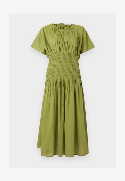 Φόρεμα midi σε ανοιχτό πράσινο χρώμα με κοντά μανίκια, στρογγυλή λαιμόκοψη, ζώνη με σούρα και φούστα με πιέτες σε απλό φόντο.
