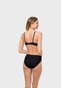 Schwarzes Bikini mit verstellbaren Trägern. Einfaches Design mit einem passenden Oberteil und einem hochgeschnittenen Unterteil, beide mit glatter Textur und Nahtdetails.