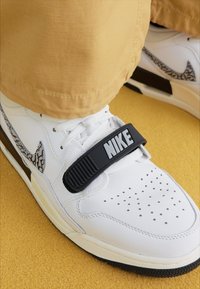 Jordan LEGACY 312 UNISEX - Joggesko - white/wolf grey/black/sail