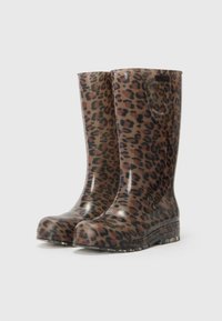 Bottes de pluie en caoutchouc à imprimé léopard avec une finition brillante, bout arrondi et semelle texturée pour une meilleure adhérence. Accentuées d'un logo près du haut.
