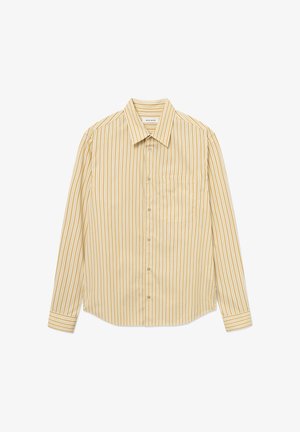 Gulstribet langærmet skjorte lavet af stof; har krave, knaplukning, venstre brystlomme og manchetter på ærmerne.