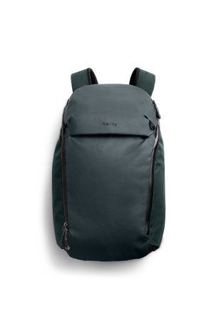 Zaino elegante verde scuro con spallacci imbottiti e due cerniere verticali frontali, con il marchio "bellroy" sulla pannello frontale liscio.
