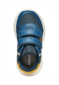 Zapatilla azul con correas de velcro, tejido texturizado en color marino, detalles amarillos, suela blanca y interior gris. Presenta el logo en la plantilla.