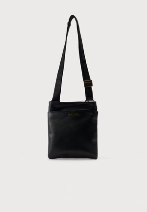 Sac bandoulière noir Just Cavalli avec une longue sangle réglable, une boucle couleur or et un logo sur le devant, présenté sur un fond uni clair.