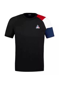 Zwarte T-shirt met korte mouwen en ronde hals, voorzien van een kleurblokkering met rood, wit en blauw op de schouders en een logo op de borst.