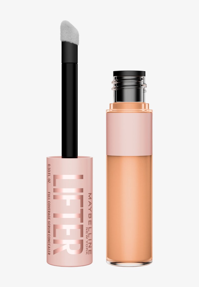 Maybelline LIFTER Full-Coverage Serum Concealer in einer rosa zylindrischen Verpackung mit einem schwarzen Applikator und einer transparenten, pfirsichfarbenen Flüssigkeit.