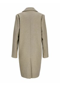 Abrigo de lana beige con cuello de solapa, corte relajado y mangas largas. Presenta una costura en el centro de la espalda y un corte a media longitud. Textura suave.