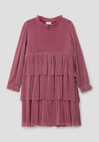 Vestido rosa de manga larga con textura acanalada, volantes en capas y un escote con volantes. Fabricado en una tela suave y brillante.