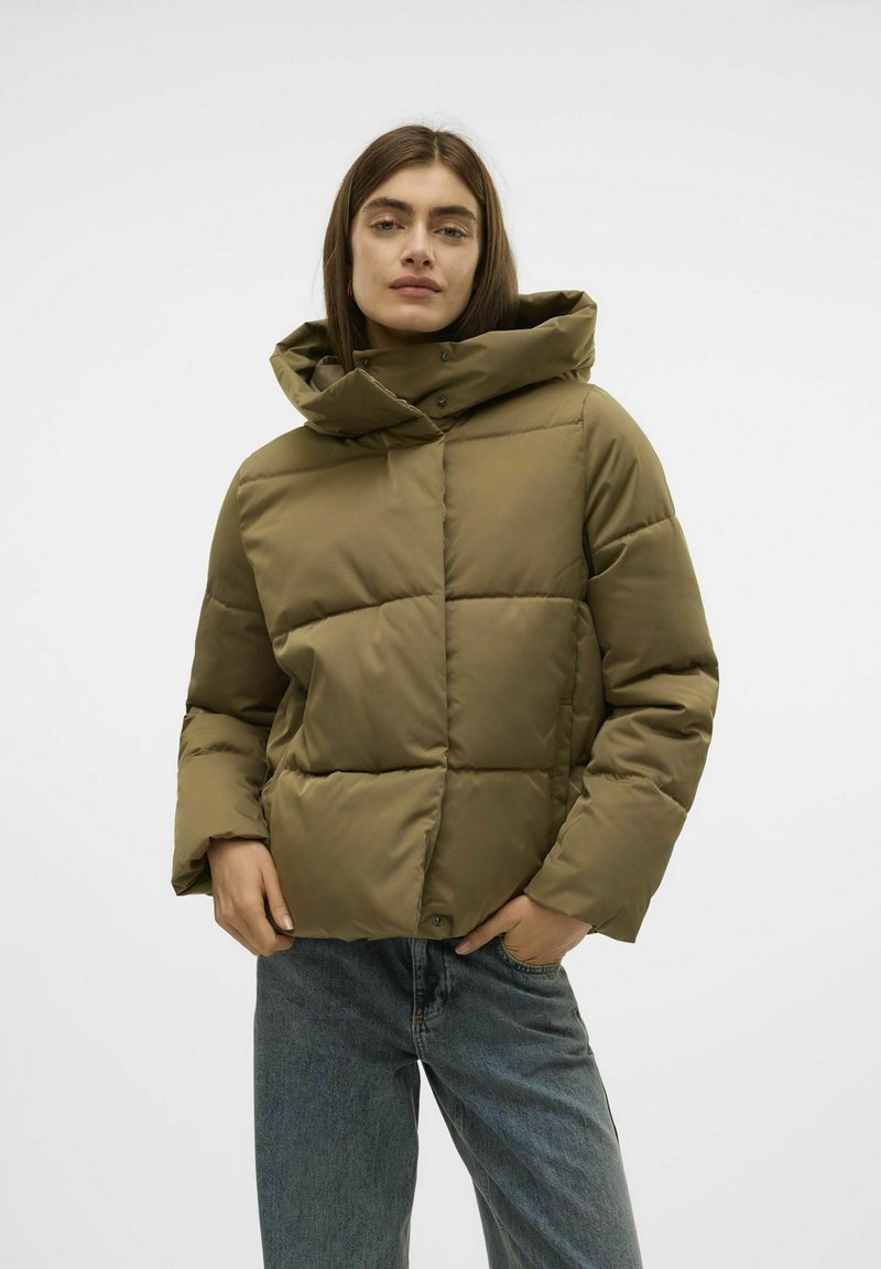 Maslinasto zelena puffer jakna s visokim ovratnikom i zatvaranjem na dugmiće. Materijal izgleda glatko s prešanim uzorkom. Ležeran kroj i dugi rukavi.