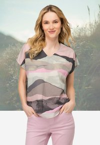 Top a maniche corte, con scollatura a V, realizzato in un tessuto leggero e caratterizzato da un motivo ondulato in tonalità di rosa, grigio e beige, con una vestibilità rilassata.