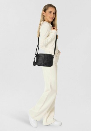 Borsa a tracolla nera in ecopelle di coccodrillo con forma rettangolare, tracolla regolabile e chiusura con zip.