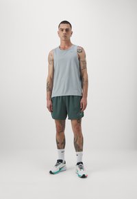 Nike Performance CHALLENGER - Sportske kratke hlače - vintage green/bicoastal/black/silver