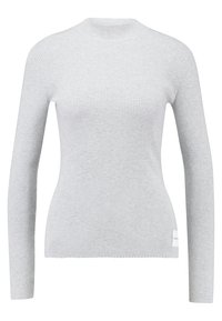 Jasnoszara, prążkowana sweter z długimi rękawami, wysokim dekoltem i dopasowanym krojem. Posiada małą metkę na lewym dolnym boku.
