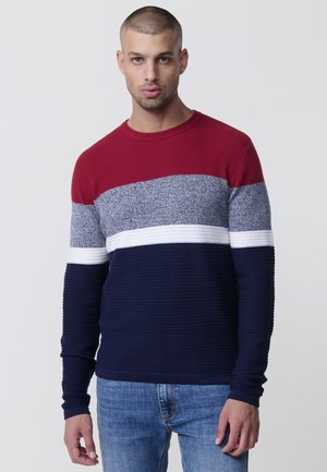 Suéter de punto con rayas horizontales en rojo, gris, blanco y azul marino. Tejido texturizado con puños y dobladillo acanalados. Corte informal.