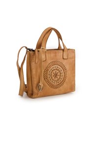 Tasche aus braunem Leder mit geprägtem kreisförmigem Muster, oberen Griffen, abnehmbaren Schulterriemen und einem Reißverschluss. Strukturierte Oberflächendetails.