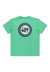 Camiseta de algodón verde con un diseño gráfico redondo en la parte trasera que presenta elementos en negro y azul, mostrando el nombre de la marca "Quiksilver".