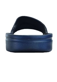 Marineblauwe slipper met een brede, gevormde band en een dikke, gestructureerde zool. Gladde rubberen materiaal met een minimalistisch design.