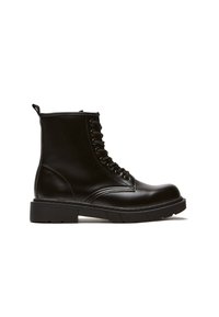 Stivaletto in pelle nera con punta tondeggiante, allacciatura frontale, suola testurizzata, linguetta sul retro e dettagli in superficie liscia.