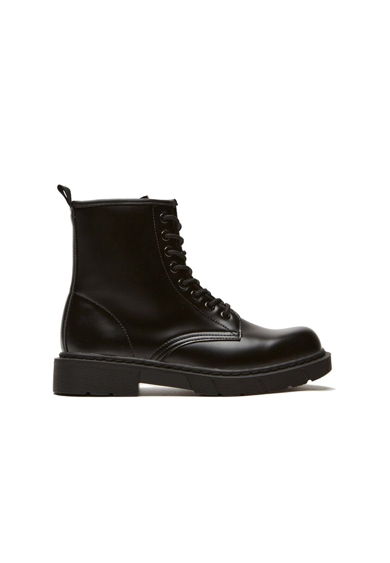 Stivaletto in pelle nera con punta tondeggiante, allacciatura frontale, suola testurizzata, linguetta sul retro e dettagli in superficie liscia.
