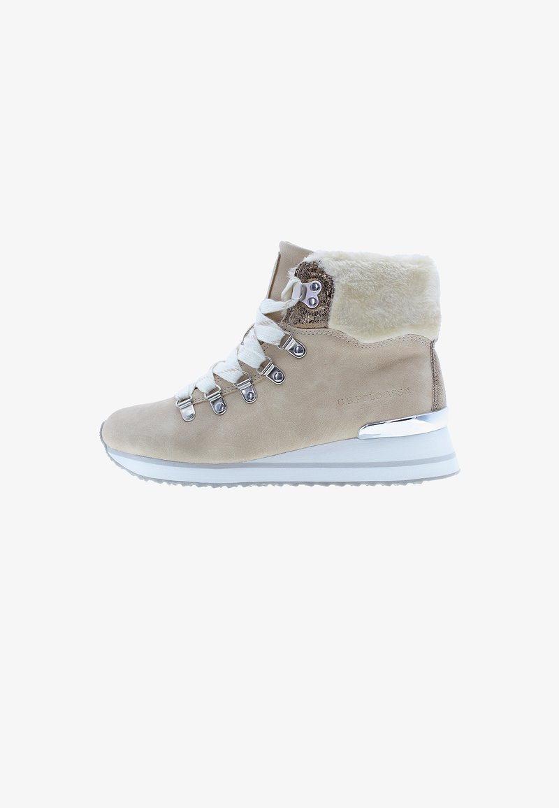 Bežové semišové kotníkové boty s bílými tkaničkami, umělou kožešinou na límci, kovovými akcenty a klínovým podpatkem. Texturovaný povrch a branding na boku.