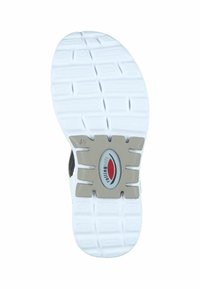 Suela de zapatilla blanca con goma texturizada y un patrón ondulado, un acento gris en el centro y una marca en rojo y gris.