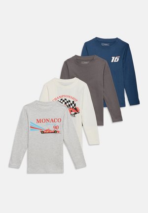 Quatre chemises enfant à manches longues en gris, blanc, marron et bleu, avec des imprimés sur le thème de la course et des chiffres à l'avant.