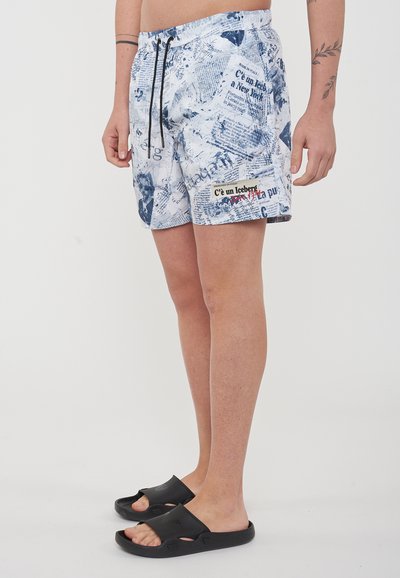 Costumi da bagno di colore azzurro chiaro con stampa mista, che presenta testo e immagini. Vita elasticizzata con cordino, realizzati in materiale leggero.
