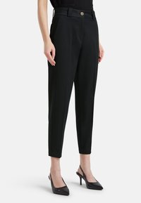 Svarta skräddarsydda byxor med rak passform, med två sidfickor, en enda knäppning och en slät tygtextur.